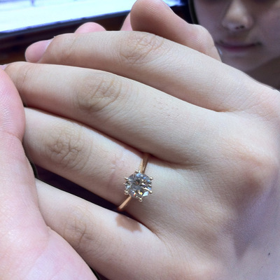 璀璨閃耀的承諾 18K金鉆石戒指的選購與保養(yǎng)